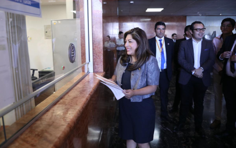 La asambleísta Inés Alarcón fue quien presentó la acción de protección.