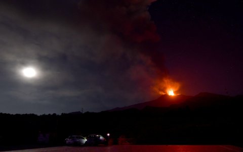 El análisis de las cámaras de vigilancia confirmó una actividad de la fuente de lava del cráter Voragine este lunes que comenzó poco antes de las 22:00 hora local.