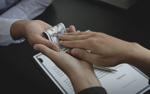 La captación ilegal de dinero es una actividad en la que una persona u organización recolecta fondos del público sin la autorización legal necesaria