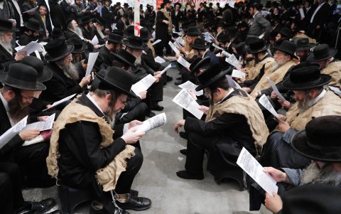 Un grupo de ultraortodoxos en una de sus lecturas obligadas de los textos religiosos.