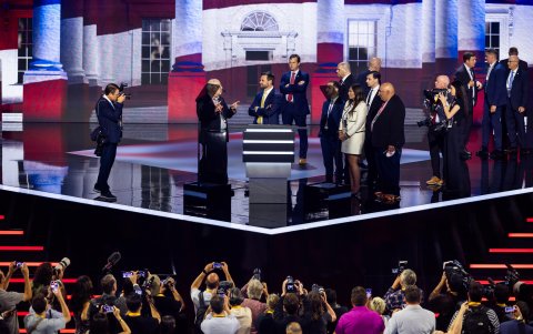 El candidato republicano a la vicepresidencia y senador de Ohio JD Vance (C) en el escenario previo al segundo día de la Convención Nacional Republicana.