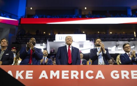 El candidato presidencial Donald Trump recibe los aplausos junto a su compañero de fórmula, el senador JD Vance de Ohio, en la noche inaugural de la Convención Nacional Republicana.