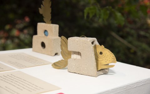 Veinticuatro piezas conforman la exposición de Sabag, una por cada traducción de la novela.