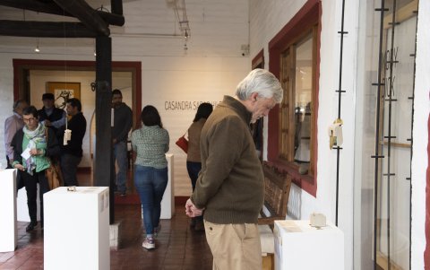 La exposición reúne obras elaboradas en cerámica y latón.