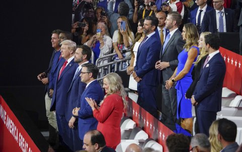 El candidato presidencial Donald J. Trump y el candidato a vicepresidente JD Vance junto y sus familiares asisten a la sesión vespertina de la Convención Nacional Republicana.