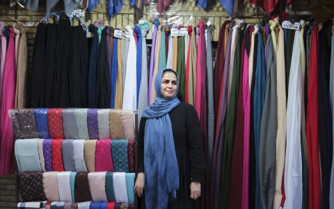 Una vendedora de velos en su tienda del norte de Teherán. La venta de hiyabs se ha disparado con el regreso a las calles de la 'Policía de la moral'.