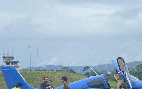 Shawn Mendes con el ministro Niels Olsen al tomar un vuelo charter.