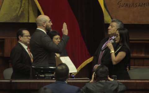 Su nombramiento fue criticado como inconstitucional, sin embargo, se posesionó.