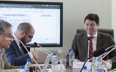 En 2017, Mario Godoy fue secretario relator de la Comisión de Desarrollo Económico, presidida por Esteban Albornoz.