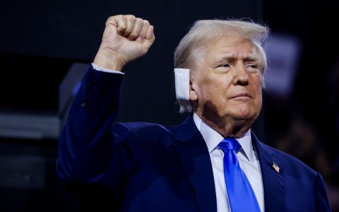 Donald Trump apareció con la oreja vendada en la Convención Nacional Republicana de Estados Unidos, luego de que una bal alo hiriera