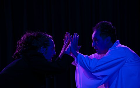 Los artistas eligen temas propuestos por el público para montar la escenas.