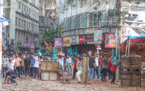 Manifestantes protestan contra la reserva del 30 % de las ofertas de trabajo públicas para los descendientes de combatientes de la guerra de liberación en 1971, en Daca, el 16 de julio de 2024 .