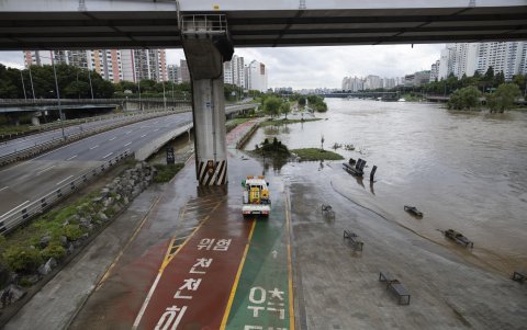Una patrulla inspecciona el sendero Jungnangcheon en la carretera del este después de fuertes lluvias en Seúl, Corea del Sur, el 17 de julio de 2024. (Corea del Sur, Seúl)