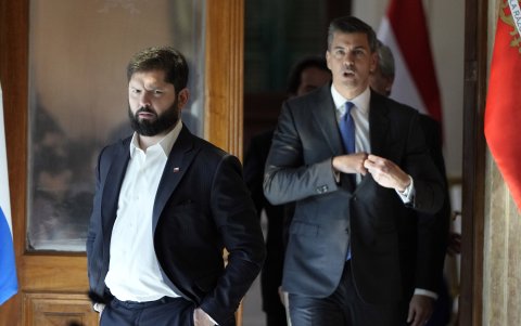 El presidente de Paraguay, Santiago Peña (d), se reúne con el presidente de Chile, Gabriel Boric (i), este martes en el Palacio de López, en Asunción (Paraguay).