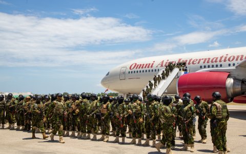 Agentes de Policía de Kenia se forman para recibir a otro grupo de uniformados que arriban este martes al aeropuerto internacional Toussaint Louverture de Puerto Príncipe (Haití).