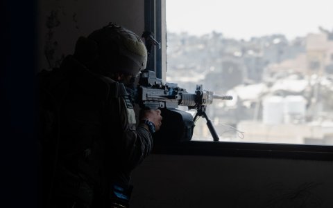 Elementos del Ejército de Israel en un sitio determinado dentro de la Franja de Gaza, donde continúan los ataques contra 25 