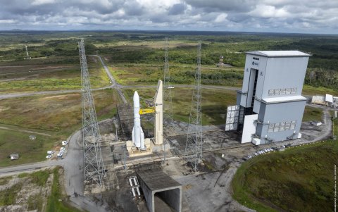 Panorama. El nuevo cohete europeo Ariane 6 dispuesto para su despegue desde el puerto espacial europeo de Kurú (Guayana francesa).