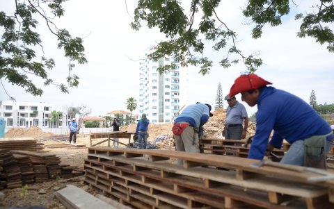 Trabajos. Pese a los reclamos, en el predio se realizan ya algunas adecuaciones. En el sitio se levantarán dos enormes edificios comerciales.