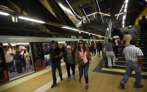 En el andén el ambiente es más fresco. La gente siente alivio al desembarque.