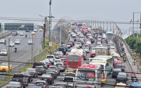 Este fue el escenario que se observó en el puente de la Unidad Nacional el fin de semana del 13 y 14 de julio, en el tramo que conecta a Durán con La Puntilla.