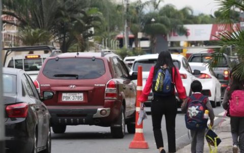Las vías aledañas a los colegios que se levantan en La Puntilla son otras de las zonas críticas en Samborondón.