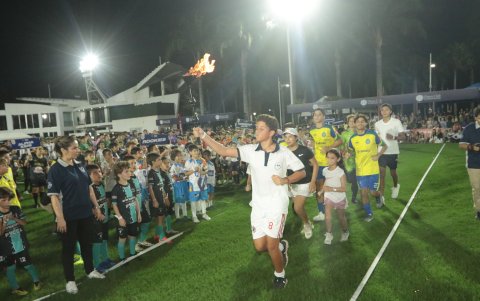 Sergio Castro fue el encargado de llevar la tea olímpica .