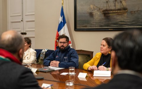 Gabriel Boric (c), junto a la ministra del interior, Carolina Toha durante una reunión de gabinete pro seguridad.
