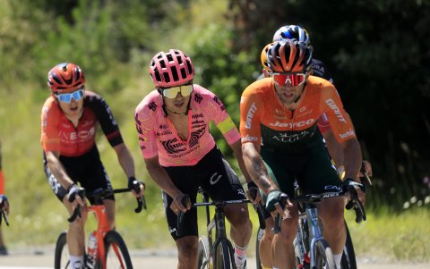 Richard Carapaz (c) sacando ventaja ante sus rivales en el Tour de Francia