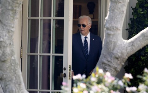 El Presidente Joe Biden sale de la Oficina Oval para salir del Jardín Sur de la Casa Blanca por Marine One, en Washington, DC, EE.UU., 15 de julio de 2024.