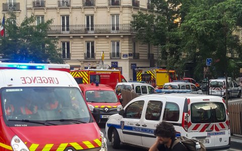 El conductor que se empotró contra la terraza del bar en la Avenida Père Lachaise, se dio a la fuga, mientras el copiloto fue arrestado. Dio positivo por drogas y alcohol.