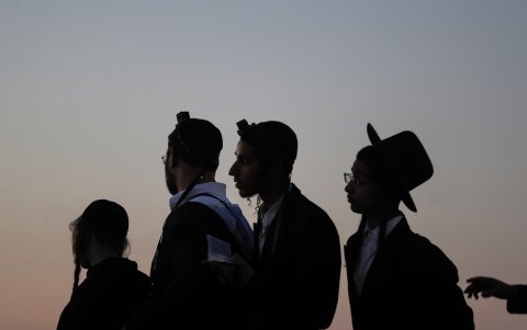 Desde la fundación del Estado de Israel, en 1948, los jóvenes que estudian a tiempo completo en una escuela talmúdica (yeshivá) están exentos de realizar el servicio militar.