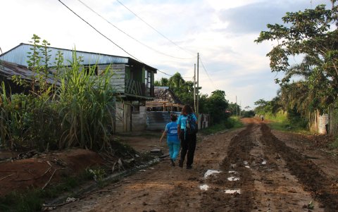 Integrantes de Unicef caminan en la comunidad de Truenococha.