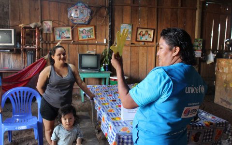 Una integrante de Unicef da información sobre salud en la comunidad de Truenococha.