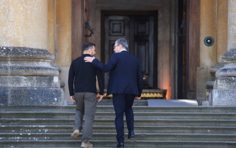 El primer ministro británico, Keir Starmer saluda al presidente ucraniano, Volodymyr Zelensky a su llegada a la reunión de la Comunidad Política Europea (CPE).