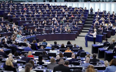 La presidenta saliente de la Comisión Europea y candidata a la reelección, Ursula von der Leyen, pronuncia un discurso durante una sesión plenaria del Parlamento Europeo.