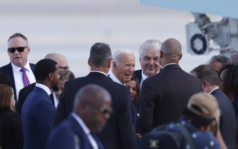 El presidente Joe Biden habla con varios políticos de Nevada tras arribar en el Force One en el Aeropuerto Internacional Harry Reid en Las Vegas (Nevada, EE.UU.).