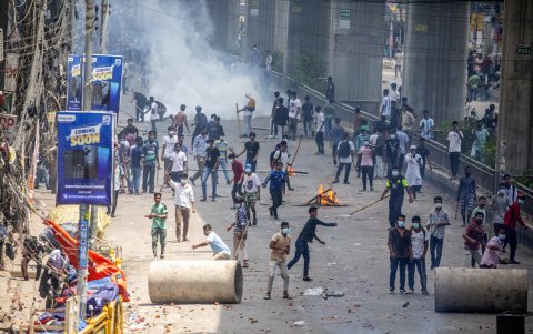 Los manifestantes se enfrentan a la policía, durante las actuales protestas de estudiantes en la zona de Mirpur, en Daca, el 18 de julio de 2024.