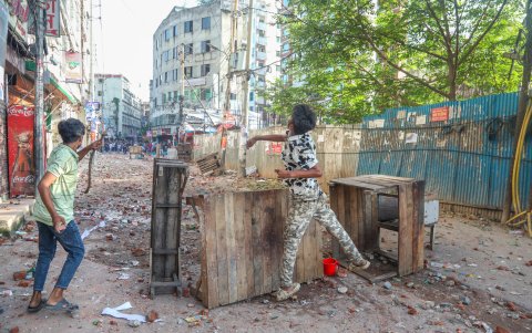 Manifestantes contra las cuotas chocan con activistas de la Liga Chhatra de Bangladesh (BCL) en Daca.