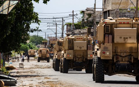 Los agentes de ambos países tomaron posiciones en varias esquinas del centro de la ciudad, tras lo cual se produjo el intercambio de disparos.