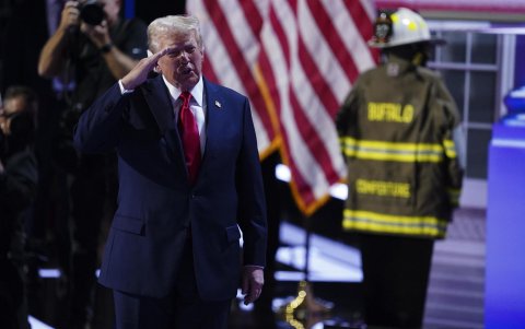 Donald Trump sube al escenario de la Convención Nacional Republicana para aceptar nuevamente la nominación de su partido.