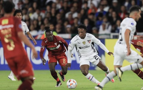 Jhojan Julio (d) de Liga de Quito disputa un balón con Karl Mboudou de Always Ready.