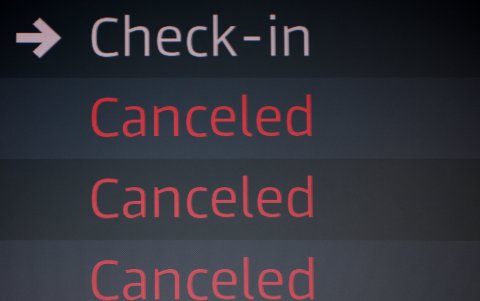 La palabra 'cancelado' se muestra en un tablero de información en el Aeropuerto BER en Schoenefeld, Alemania, el 19 de julio de 2024.