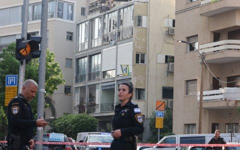 La policía inspecciona los daños en el lugar de una explosión posiblemente causada por un vehículo aéreo no tripulado (UAV), en Tel Aviv, Israel, el 19 de julio de 2024.