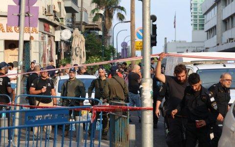 La policía acordonó la zona donde el ataque por un vehículo aéreo no tripulado (UAV) provocó daños en Tel Aviv, Israel, el 19 de julio de 2024.