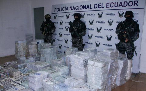 En Durán se encontró miles de documentos relacionados a los trámites de para la obtención de los permisos vehiculares pertenecientes a 31 municipios del país.