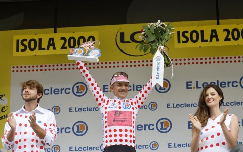 Richard Carapaz levantando el reconocimiento del maillot de lunares en el Tour de Francia