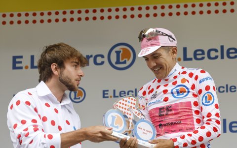 El ecuatoriano Richard Carapaz (d) recibe el reconocimiento por ser el Rey de la Montaña en el Tour de Francia