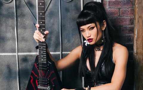 Billy Corgan dijo que ya admiraba a Kiki antes de que ella se presentara al casting público que la banda lanzó para buscar un guitarrista de soporte para las giras.