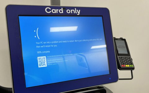 Imagen de pantalla azul en uno de los sistemas que fallaron por el reciente apagón de Microsoft
