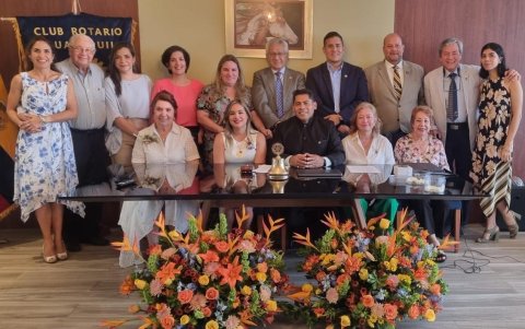 CLUB ROTARIO DE GUAYAQUIL. Estuvieron presentes Cristina de Speck, Alois Speck, Evelyn Litardo, Johnmyle Peña, María del Pilar de Saab, Virgilio Jarrín, José Robles, Daniel Saab, Fernando Aguirre, Lizbeth López, María del Pilar de Jarrín, Danella de Jaramillo, José Jaramillo (presidente entrante), Leticia de Aguirre y Xiomara Villasmil.